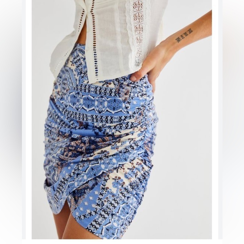 Free People blue paisley print skirt. XS knee length with rushing on one…